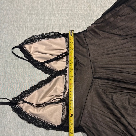 Elegant Black Lace Chemise - Picture 6 of 10